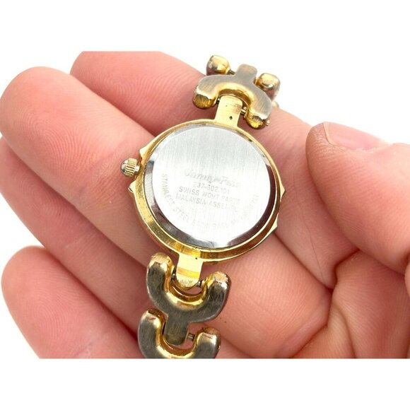 Vanity Fair Gruen Gold T Women's Analog Vintage Wristwatch - 18mm - WORKS! - Picture 4 of 9